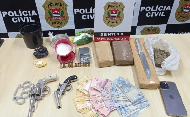 Com coca�na, maconha, rev�lveres e at� soco ingl�s, homem � preso por tr�fico de drogas e posse irregular de armas de fogo em Paulic�ia