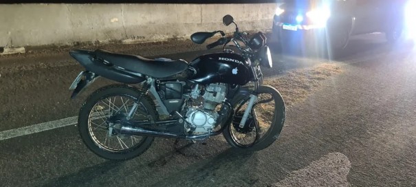 Motociclista morre ap�s bater na traseira de caminh�o na Rodovia Raposo Tavares, em Regente Feij�