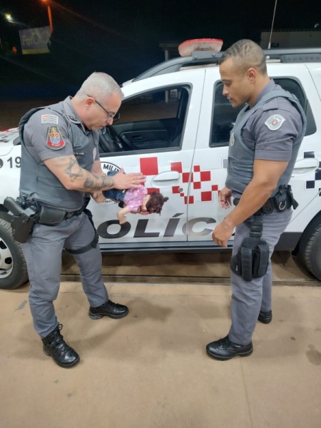 Policiais Militares salvam vida de criança de 2 anos após manobra de desengasgamento em Salmourão