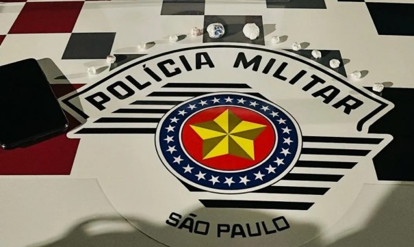 Homem arremessa sacola ao avistar viatura policial e acaba preso com por��es de coca�na, em Dracena