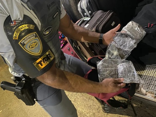 Passageiro � preso com por��es de haxixe escondidas em uma mochila, em Presidente Epit�cio