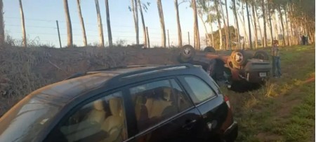 Carro com placas de Lucélia capota próximo ao presídio de Pracinha 