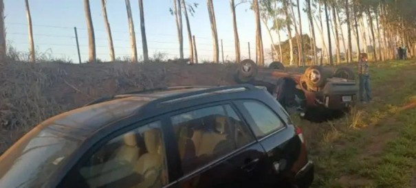 Carro com placas de Luc�lia capota pr�ximo ao pres�dio de Pracinha 