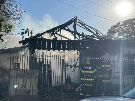 Incêndio destrói casa de madeira na Vila Marcondes, em Presidente Prudente