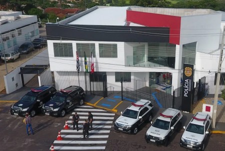 Motorista bate em veículo estacionado e é preso por embriaguez ao volante, desacato e resistência em Pacaembu