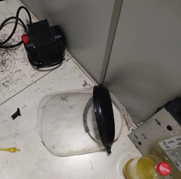 Ladr�o invade ag�ncia banc�ria e tenta arrombar caixa eletr�nico, mas abandona local antes de concluir furto