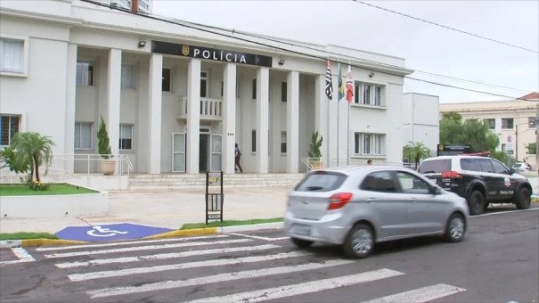 Homem morre ap�s acidente entre carro e moto em cruzamento de Ara�atuba