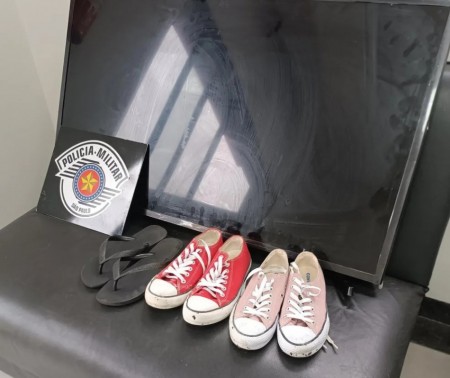 Homem é detido após furtar TV, pares de tênis e chinelo de residência em Dracena