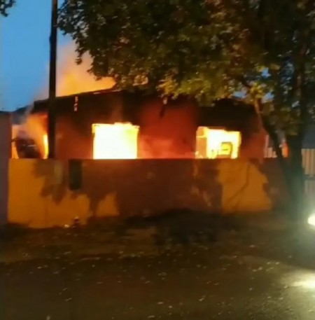 Incêndio atinge e destrói casa no Jardim Esplanada, em Anhumas