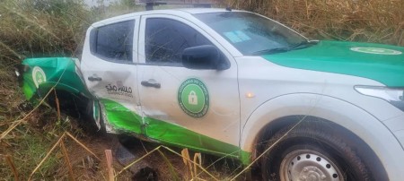 Motorista embriagado fica ferido ao se envolver em acidente com caminhonete da Secretaria de Agricultura e Abastecimento do Estado, em Rosana