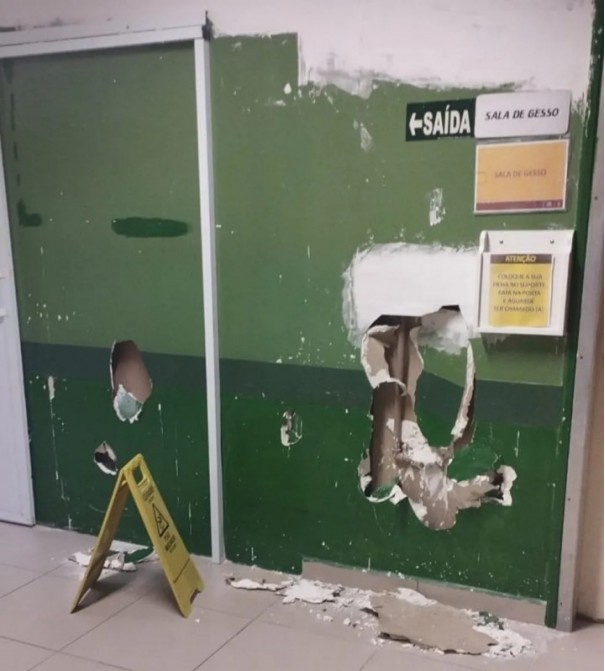 Paciente se exalta, danifica parede do Hospital Regional com chutes e acaba preso em flagrante