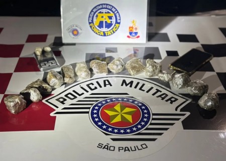 Dupla tenta despistar policiais, adentra área de pastagem e termina presa em flagrante por tráfico de drogas