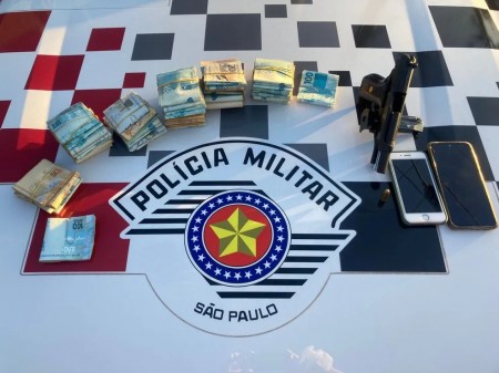 Homem dorme dentro do carro ao lado de arma de fogo e acaba preso, em Dracena