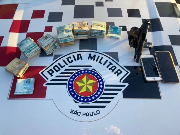 Homem dorme dentro do carro ao lado de arma de fogo e acaba preso, em Dracena