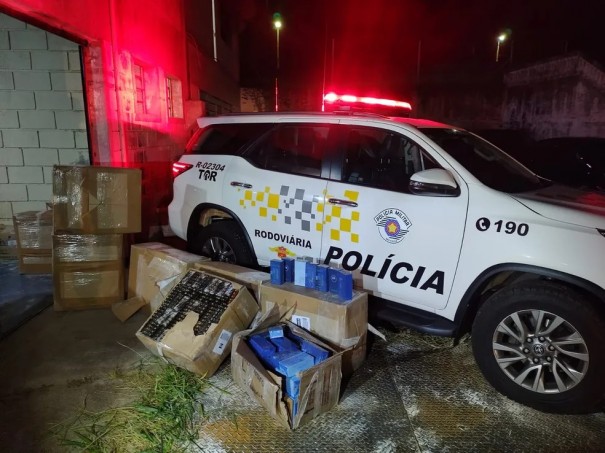 Pol�cia apreende anabolizantes e celulares contrabandeados em carga de farinha em rodovia de Palmital