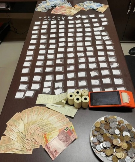 Após buscas em bar, casal acaba preso por tráfico de drogas com porções de cocaína, crack e R$ 7 mil em dinheiro