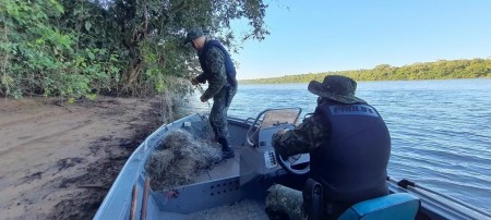 Polícia Ambiental apreende 350 metros de redes de pesca irregulares no Rio Paranapanema