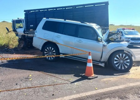 Colisão frontal entre caminhão e carro mata homem, na Rodovia José Batista de Souza, em Taciba