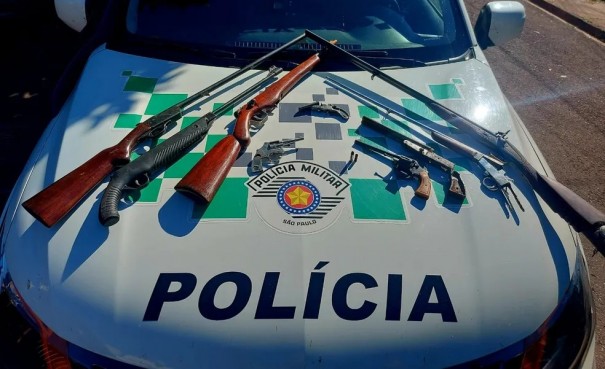 Ap�s den�ncia, idoso de 72 anos � preso com espingardas, rev�lveres e muni��es no Jardim Colina