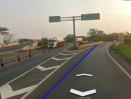 Instalação de placa altera trânsito no entroncamento entre as Rodovias Assis Chateaubriand e Raposo Tavares