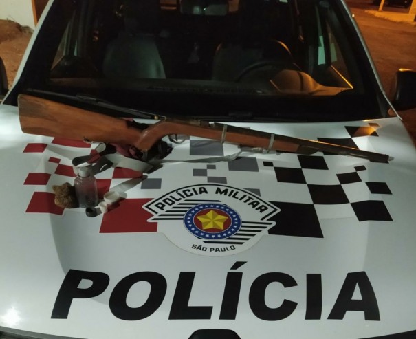 Pol�cia Militar prende homem por posse ilegal de arma de fogo e les�o corporal em Salmour�o