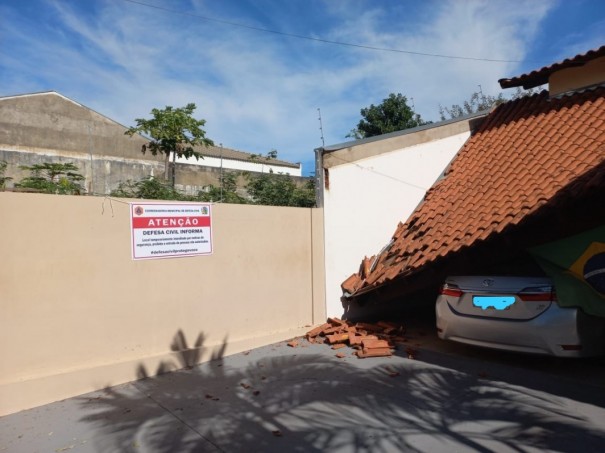 Telhado de garagem de resid�ncia desaba parcialmente e danifica o ve�culo do morador em Osvaldo Cruz
