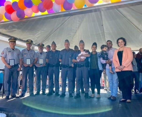 PMs que salvaram beb de 8 dias so homenageados em Luclia