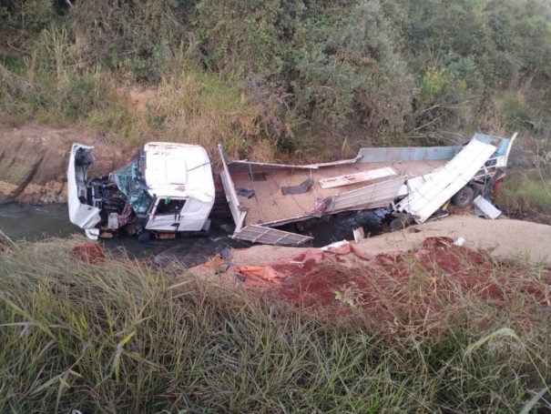 Caminh�o cai em rio ap�s se envolver em acidente com �nibus na Vicinal que liga a Usina Calif�rnia a Bastos