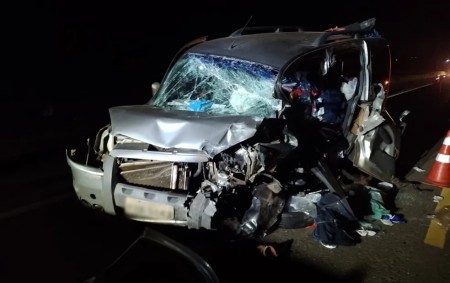 Motorista tenta ultrapassar caminhão e morre após bater de frente com carro em rodovia de Birigui