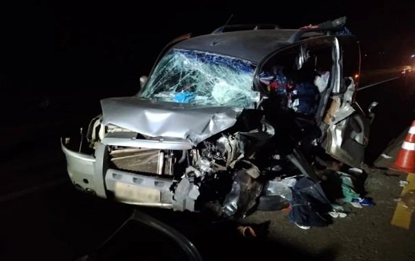 Motorista tenta ultrapassar caminh�o e morre ap�s bater de frente com carro em rodovia de Birigui