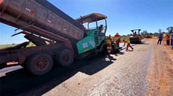 Estrada Mari�polis/Iubatinga (Caiabu) come�a a receber pavimenta��o asf�ltica