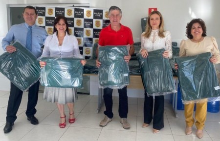 Polícia Civil entrega cobertores para Fundo Social de Adamantina