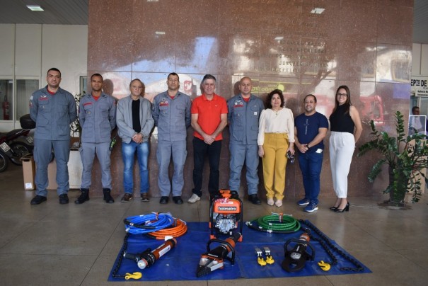 Pelot�o de Bombeiros de Adamantina recebe equipamentos do Governo do Estado