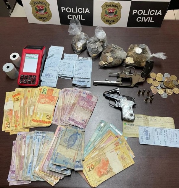 Polcia Civil prende dono de bar em Rinpolis com armas de fogo, munies, R$ 5 mil em dinheiro e mquina de jogo do bicho