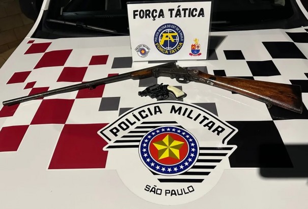 Com rev�lver e espingarda escondidos embaixo da cama, homem � preso por posse ilegal de arma de fogo em Dracena