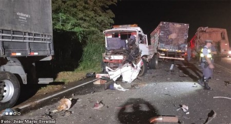 Colisão envolvendo caminhões e ônibus fere duas pessoas na SP-294, em Tupã
