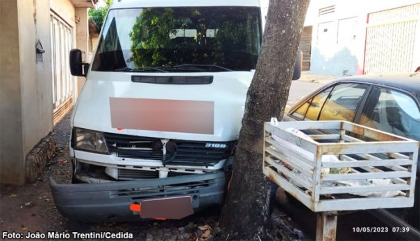 Acidente no centro de Tup� envolve van, duas motos e autom�vel