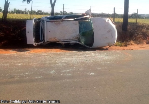 Carro colide contra �rvore e capota na rodovia Hercul�ndia a Juli�nia