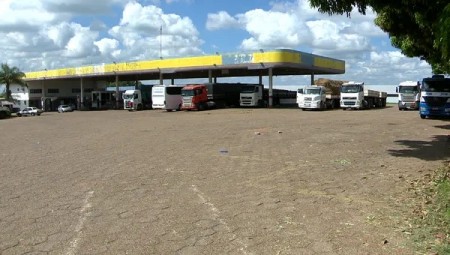 Homem é encontrado morto com esmagamento de crânio em pátio de posto de combustíveis em Regente Feijó