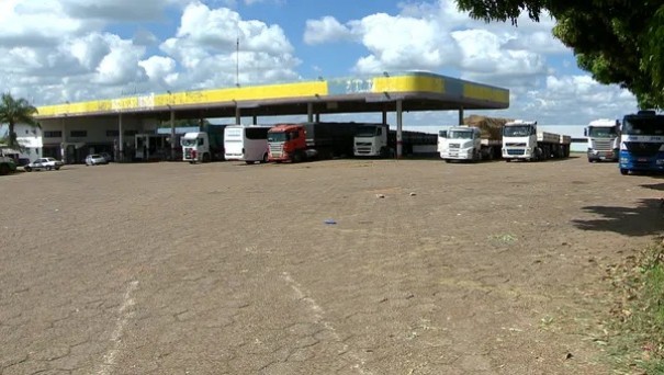 Homem � encontrado morto com esmagamento de cr�nio em p�tio de posto de combust�veis em Regente Feij�