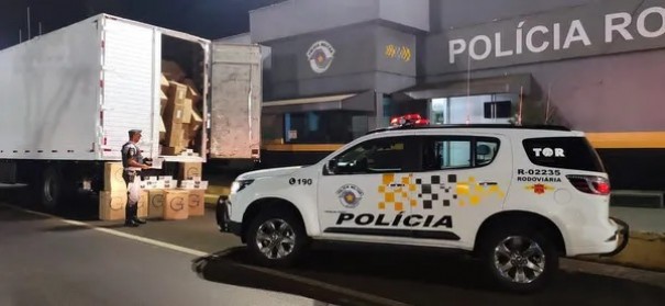 Caminhoneiro � preso com 300 mil ma�os de cigarros de origem estrangeira, em Regente Feij�