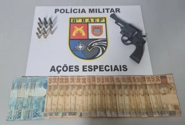 Com muni��es escondidas em meia e rev�lver sobre o guarda-roupa, homem � preso por porte ilegal de arma de fogo