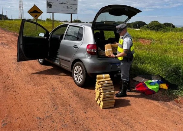 Motorista � flagrado com 151 tabletes de maconha no porta-malas de carro e acaba preso