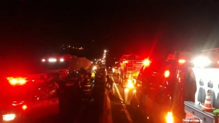 Carro fica prensado em engavetamento e homem morre na Rodovia Raposo Tavares, em Presidente Bernardes