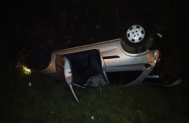 Homem morre ap�s carro perder o controle e capotar na Rodovia Comandante Jo�o Ribeiro de Barros, em Junqueir�polis