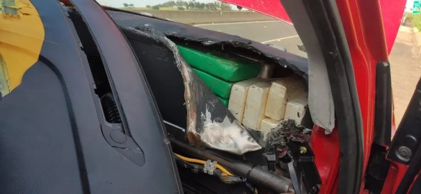 Motorista � preso com 55 kg de coca�na escondidos no painel do carro, em Presidente Venceslau