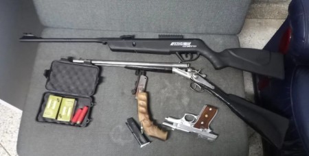 Homem tenta vender armas de fogo próximo a hospital psiquiátrico e acaba preso, em Presidente Prudente