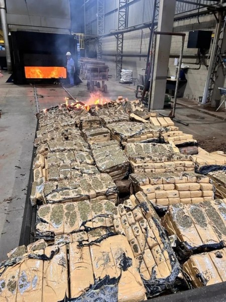 Polícia Federal incinera 3 toneladas de maconha e cocaína em Marília