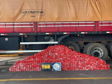 Mais de 770 tabletes de maconha são apreendidos escondidos em pneus de carreta e rapaz acaba preso por tráfico de drogas, na Rodovia Brigadeiro Eduard