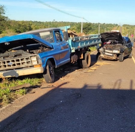Mãe e filha ficam gravemente feridas após carro bater em caminhão quebrado na pista da Rodovia Vicinal Hélio Gomes